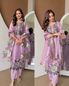 Conjunto de Salwar Kameez Morado Bordado con Flores, Traje Tradicional Indio Pakistaní con Dupatta para Bodas y Fiestas - Product Image 2
