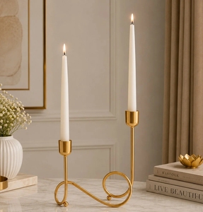 Support de bougie conique abstrait en fil doré à 2 lumières, chandelier contemporain en métal ondulé pour table de mariage et accents décoratifs pour la maison - Product Image 2