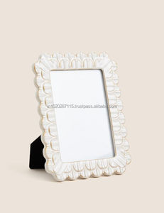 Marco de fotos de madera creado para una hermosa decoración de sala de estar que muestra imágenes memorables con un encanto natural rústico y cálido. - Product Image 3