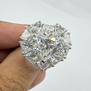Anillo de Compromiso con Diamante Cultivado en Laboratorio en Forma de Corazón de 6.28 CTW, Certificado por IGI, Oro Blanco Sólido de 9K, Banda de Halo Tipo Cóctel - Product Image 6
