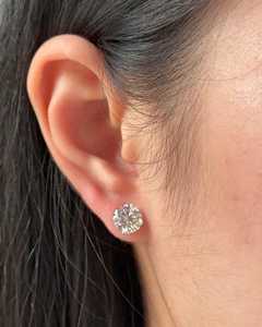 Boucles d'oreilles clous en diamant de laboratoire 4 carats, sertissage 4 griffes, taille solitaire minimaliste, certifiées IGI, classiques pour le quotidien, vente en gros, or massif 14 carats - Product Image 1