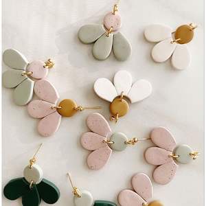 Boucles d'oreilles en résine légères, fabriquées à la main avec un polissage lisse, design tendance, qualité durable pour les bijoux de mode, accessoires en cristal - Product Image 3