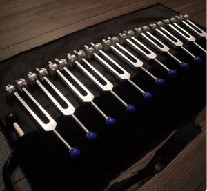 Ensemble de diapasons pondérés 128 Hz avec marteau en silicone pour la guérison et la thérapie sonore - Product Image 4