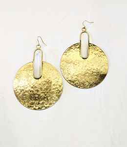 Boucles d'oreilles pendantes en laiton martelé de style bohème très demandées, avec design ethnique, cadeau unisexe - Product Image 4