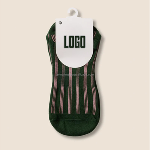 Chaussettes pour hommes JZVINA à rayures, chaussettes de mode à logo personnalisé, jacquard à rayures verticales, chaussettes en tricot douces et respirantes pour le quotidien, le bureau et les occasions décontractées - Product Image 1
