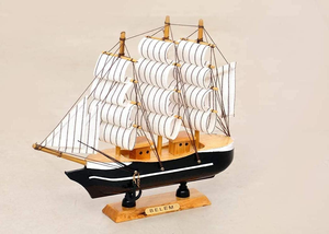 Modèle de bateau à voile en bois artisanal avec décorations nautiques rayées bleues et blanches, avec support de présentation pour table ou maison - Product Image 3