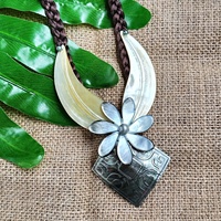 Collier Bijoux Fantaisie Sculpté Coquillage de Tahiti Fleur de Tiaré Nacre Cordon Ajustable