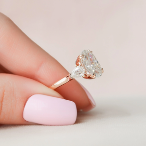 แหวนหมั้นเพชรทรงรีทอง 14k ประดับเพชรทรงหยดน้ำด้านข้าง รับรองโดย IGI เครื่องประดับผู้หญิงแบบคลาสสิก - Product Image 2