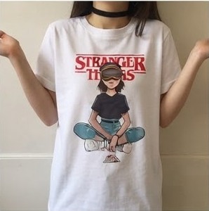 เสื้อยืดแขนสั้นผ้าคอตตอนผสมสีขาวสำหรับผู้หญิง <span class=keywords><strong>Stranger</strong></span> Things คอกลม พิมพ์ลายดิจิทัล ดีไซน์ตัวละคร ทรงปกติ ใส่ได้ทุกฤดูกาล - Product Image 3