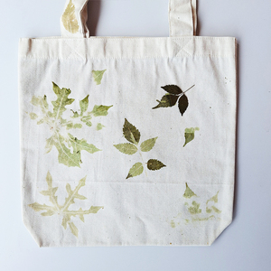 Bolsa de Mano de Lona con Estampado Botánico Indonesio Hecha a Mano, Bolsa de Compras con Estampado de Hojas Naturales, Bolso de Hombro Ecológico para Viaje - Product Image 3