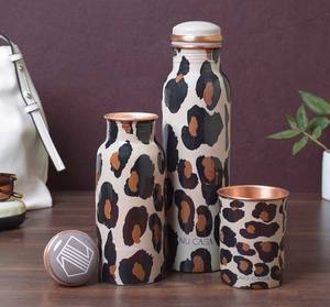 Bouteille en cuivre pour le stockage de l'eau potable, récipient naturel sûr pour une hydratation saine à la maison, dans la cuisine et au bureau. - Product Image 2