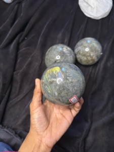Esfera de labradorita de alta calidad, bola de cristal, venta al por mayor, piedra natural, piedra preciosa curativa, esfera de piedra completamente llamativa para energía reiki - Product Image 3