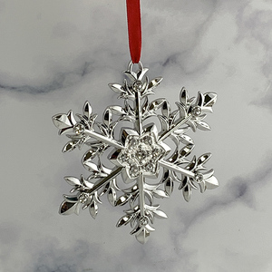 Adorno Colgante de Copo de Nieve de Metal Plateado con Detalles de Cristal, Decoración Clásica para Árbol de Navidad - Product Image 3