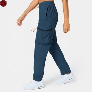 Pantalon de sport coupe-vent en polyester avec logo personnalisé sérigraphié OEM, bande latérale réfléchissante, pantalon de survêtement en nylon imperméable pour hommes - Product Image 4