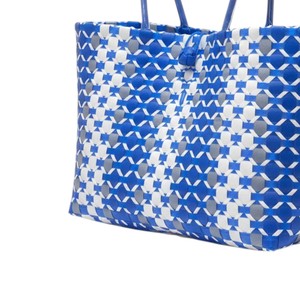 Sac fourre-tout décontracté en plastique tissé bleu et blanc fait main, motif rayures diagonales, pour la plage et le shopping, vente en gros - Product Image 2