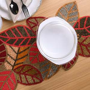 Collection de sets de table artisanaux de luxe à motifs végétaux - Product Image 1