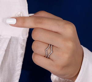 Bague de mariage en or 14 carats style chevron avec diamant de laboratoire 0,37 carat taille brillant rond clarté VVS1-VVS2 plaqué rhodium - Product Image 4