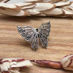 Broche Papillon Femme en Laiton Argenté Antique, Épingle à Broche Femme Style Ethnique Filigrane, Finition Argent Oxydé, Style Bohème, Vente en Gros - Product Image 1