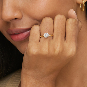 Bague de fiançailles solitaire à haute tige sertie de diamants croisés - Product Image 4