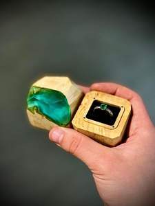 Caja de madera para anillos, bonito soporte de resina para anillos de compromiso, estuche compacto y personalizado para regalo. - Product Image 5