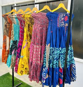 Falda de baile española de talla grande con cintura fruncida y patchwork bohemio - Falda acampanada de seda india tradicional Banjara - Product Image 2