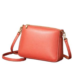 สินค้าชิ้นนี้เป็นกระเป๋าสะพายข้างที่มีดีไซน์เก๋ไก๋และกะทัดรัด คล้ายกับกระเป๋าที่จำหน่ายโดยร้านค้าปลีก - Product Image 1