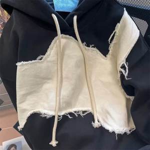 Sweat-shirt en coton molletonné français pour homme, coupe oversize, noir, avec empiècements crème découpés, manches classiques, style automne - Product Image 2