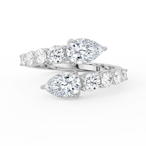 Anillo de compromiso Toi et Moi de oro amarillo con dos diamantes de corte pera y pavé de diamantes redondos brillantes graduados, joyería nupcial de diseño caprichoso. - Product Image 1