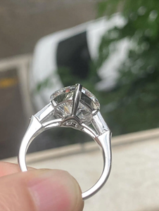 Anillo de compromiso de oro blanco de 14 quilates con diamante cultivado en laboratorio de 1.50 quilates, corte corazón, color E-F, con tres piedras y anillo de boda con piedras baguette laterales. - Product Image 3