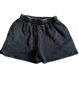 Shorts de moda para mujer con acabado elegante y tela transpirable, ideales para viajes y clima cálido. - Product Image 1