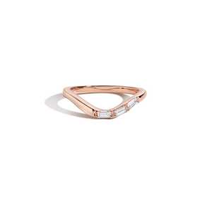 Anillo de boda de diamantes cultivados en laboratorio con corte baguette, engaste flush, diseño asimétrico curvo en arco de espiga, apilable para mujer, oro de 14K y 18K, venta al por mayor - Product Image 5