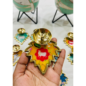 งานศิลปะพิชไวแบบดั้งเดิม ลายวัว ดียา |   ตะเกียงน้ำมันใบไม้สีทองสำหรับพุจและดิวาลี |   ชุดของขวัญเทศกาลชาติพันธุ์อินเดีย - Product Image 3