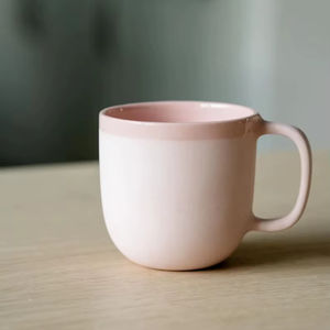 Mug à café en céramique au toucher doux avec glaçure rose blush, contour lisse, poignée ergonomique, conception de rétention de chaleur pour un usage quotidien - Product Image 1
