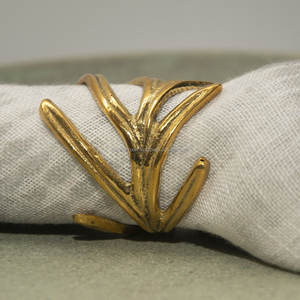 แหวนผ้าเช็ดปากโลหะสองชิ้นแหวนผ้าเช็ดปากรอยัลเคลือบเงาทองหรูหราออกแบบให้เป็นลายนูนแฟชั่นแบบเรียบง่ายสำหรับงานแต่งงานเค้กและงานแต่งงาน - Product Image 2