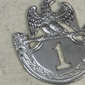 Cette pièce de collection vintage est une plaque shako argentée, ornée d'un aigle couronné sur un emblème numéro 1. - Product Image 4