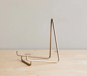 Support de livre minimaliste doré avec structure en A ouverte pour l'affichage de plats, d'œuvres d'art, de photos et l'organisation des étagères - Product Image 6