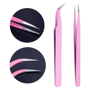 Pince à épiler de précision plaquée or, manche rose, pointe lisse pour l'application d'extensions de cils - Product Image 1