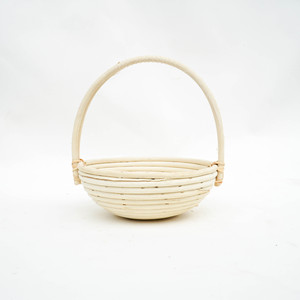 Cestas de flores de mimbre atemporales a precios inmejorables Eleve sus regalos y la decoración del hogar con una elegancia asequible - Product Image 1