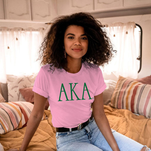 Camiseta griega universitaria AKA, color rosa claro, con estampado de letras verdes, cuello redondo, algodón, informal, para hermandades - Product Image 3