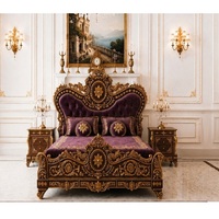 Ensemble de lit king size ravissant de style rococo, tables de chevet en teck de qualité supérieure, meubles de chambre à coucher durables et luxueux de style antique pour villas au Royaume-Uni
