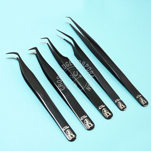 Pince à épiler classique noire courbée à 45/90 degrés à marque privée, pointe en fibre pour isolation des cils et extensions de volume - Product Image 5