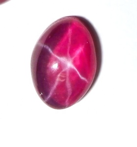 Rubis étoilé transparent ovale 5x7 mm 1 carat, cabochon poli créé en laboratoire avec effet étoile à 6 branches pour la fabrication de bijoux - Product Image 1