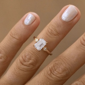 Anillo de Compromiso de Oro Amarillo de 14K con Diamante Cultivado en Laboratorio de Corte Esmeralda de 2CT y Piedras Laterales con Detalles de Diamantes - Product Image 6