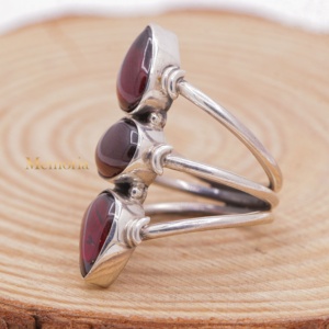 Bague en argent sterling 925 vintage à trois pierres, grenat rouge naturel cabochon serti clos, bijoux pour femme Memoria Jewels - Product Image 4