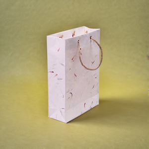 Sac cadeau finition naturelle pour emballage de détail haut de gamme, sac cadeau en papier à poignée robuste pour un transport fiable, sac cadeau élégant - Product Image 2