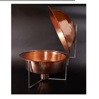 Plat à réchaud en cuivre martelé avec couvercle en dôme, chauffe-plats de luxe pour buffet, idéal pour l'hôtellerie et la restauration.