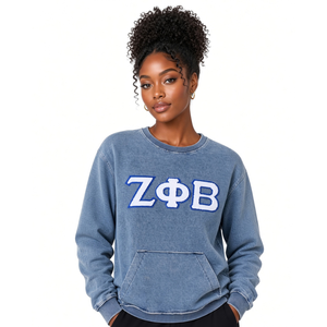 Sudadera de cuello redondo Zeta Phi Beta con letras de chenilla, azul vaquero con efecto ácido, forro polar, para mujer y unisex - Product Image 1