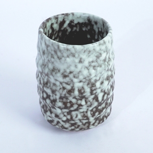Taza de Té de Cerámica Agung Keramik, Color Gris Menta con Textura Moteada, Banda Ondulada de Color Ámbar, Empaque en Caja de Regalo, Estilo Restaurante Japonés - Product Image 4