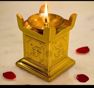 Lampada a olio quadrata in ottone incisa con simbolo Swastika e Om per cerimonie religiose, decorazioni per Diwali Pooja - Product Image 1