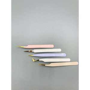 Pince à épiler professionnelle en acier inoxydable avec pointe de précision et texture lisse pour un poids et un contrôle équilibrés - Product Image 1